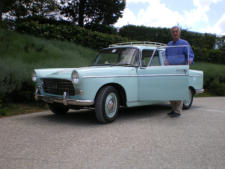 Con la sua adorata Peugeot