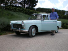 Con la sua adorata Peugeot