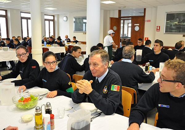 27 - 1330 Seconda colazione a tavola con allievi