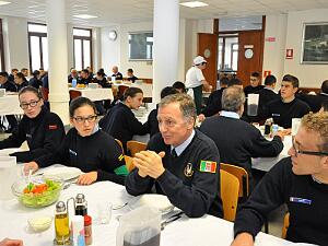 27 - 1330 Seconda colazione a tavola con allievi