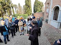 San Francesco al deserto Lelle sembra veramente divertita